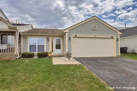 1035 Bugle Ln, Round Lake Beach, IL 60073