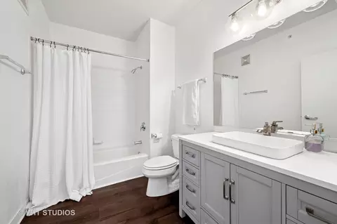 Bath - 800 Elgin Rd #PH08, Evanston, IL 60201 photo 1 of 1