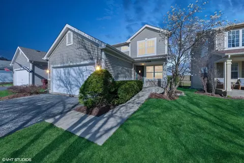 1094 Blackburn Dr, Grayslake, IL 60030