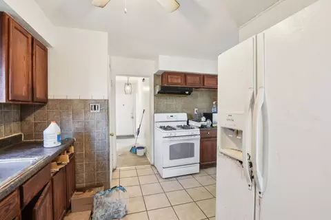 Entry Way - 9258 S Bishop St, Chicago, IL 60620 photo 2 of 3