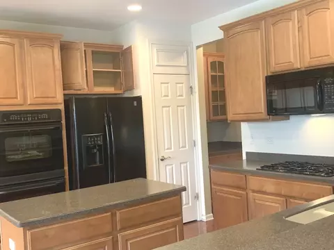 Kitchen - 644 Tuscan Vw, Elgin, IL 60124 photo 5 of 5