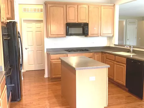 Kitchen - 644 Tuscan Vw, Elgin, IL 60124 photo 4 of 5
