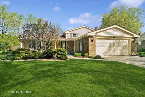 3041 N Huntington Dr, Arlington Heights, IL 60004