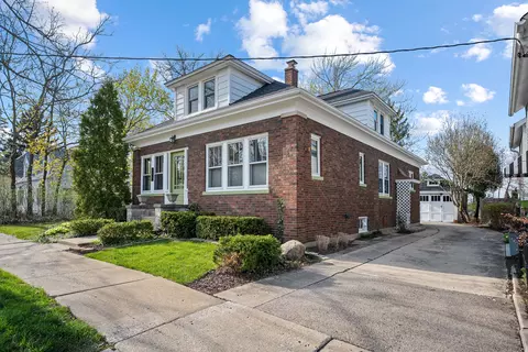 202 W Station St, Barrington, IL 60010