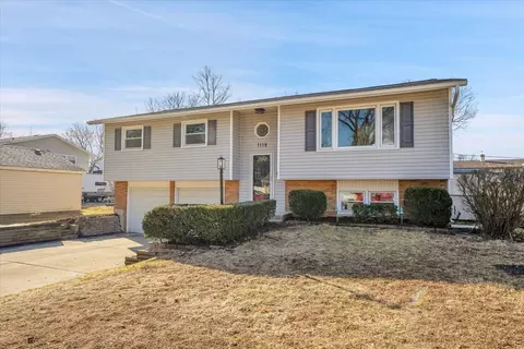 1119 E Dogwood Ln, Mount Prospect, IL 60056