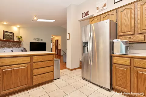 Kitchen - 911 Hampton Ct, Mchenry, IL 60050 photo 5 of 5