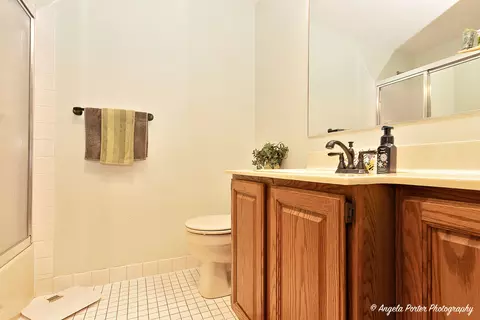 Bath - 911 Hampton Ct, Mchenry, IL 60050 photo 1 of 4