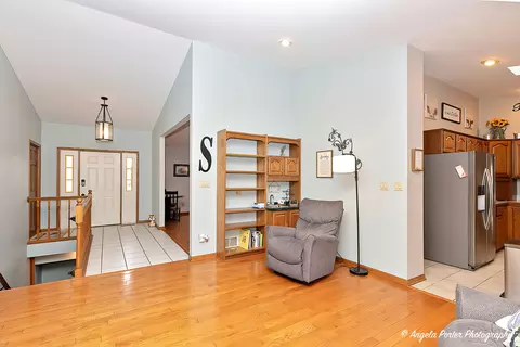 Entry Way - 911 Hampton Ct, Mchenry, IL 60050 photo 2 of 2