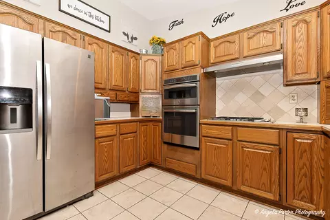 Kitchen - 911 Hampton Ct, Mchenry, IL 60050 photo 3 of 5