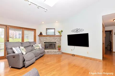 Living - 911 Hampton Ct, Mchenry, IL 60050 photo 4 of 6
