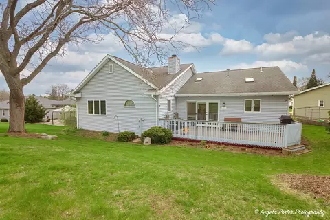 Exterior - 911 Hampton Ct, Mchenry, IL 60050 photo 5 of 6