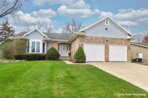 911 Hampton Ct, Mchenry, IL 60050