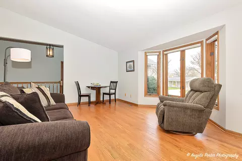 Living - 911 Hampton Ct, Mchenry, IL 60050 photo 2 of 6