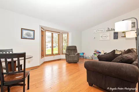 Living - 911 Hampton Ct, Mchenry, IL 60050 photo 1 of 6