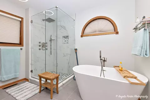 Bath - 911 Hampton Ct, Mchenry, IL 60050 photo 2 of 4
