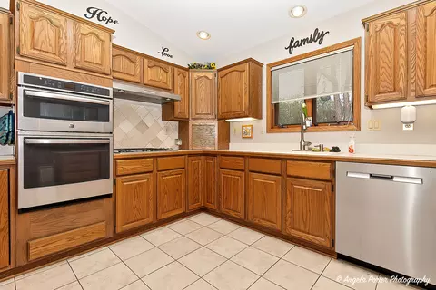 Kitchen - 911 Hampton Ct, Mchenry, IL 60050 photo 1 of 5