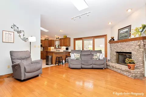 Living - 911 Hampton Ct, Mchenry, IL 60050 photo 5 of 6