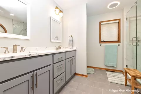 Bath - 911 Hampton Ct, Mchenry, IL 60050 photo 3 of 4