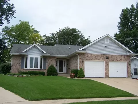 Exterior - 911 Hampton Ct, Mchenry, IL 60050 photo 2 of 6