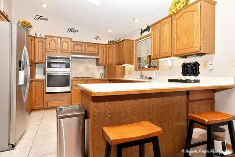 Kitchen - 911 Hampton Ct, Mchenry, IL 60050 photo 2 of 5