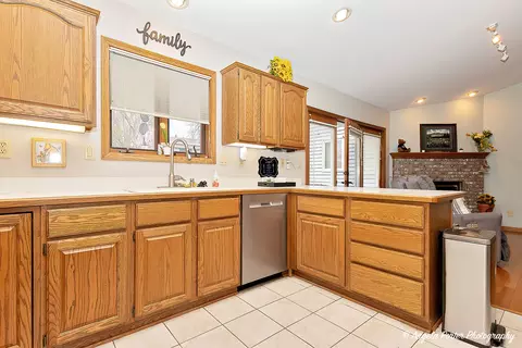 Kitchen - 911 Hampton Ct, Mchenry, IL 60050 photo 4 of 5