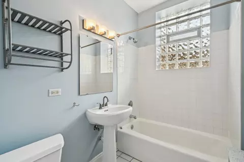 Bath - 508 Lee St #3E, Evanston, IL 60202 photo 1 of 1