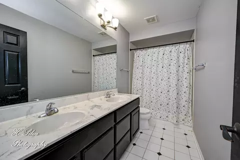 Bath - 3670 Persimmon Dr, Algonquin, IL 60102 photo 1 of 2