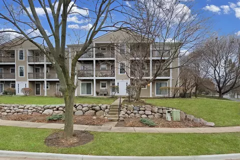 104 E Winchester Rd #E, Libertyville, IL 60048