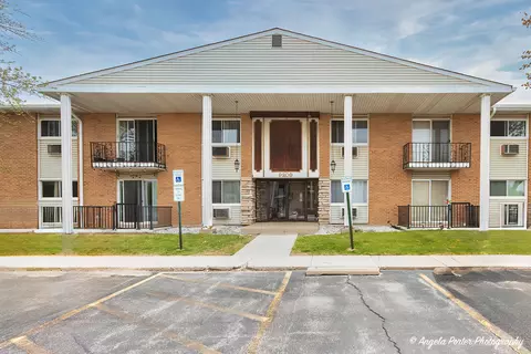 9209 Bumble Bee Dr #2G, Des Plaines, IL 60016