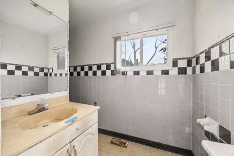 Bath - 17046 Bulger Ave, Hazel Crest, IL 60429 photo 1 of 2