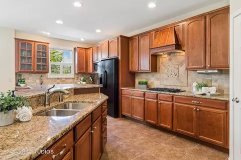Kitchen - 2808 Edgebrook Ct, Naperville, IL 60564 photo 2 of 3