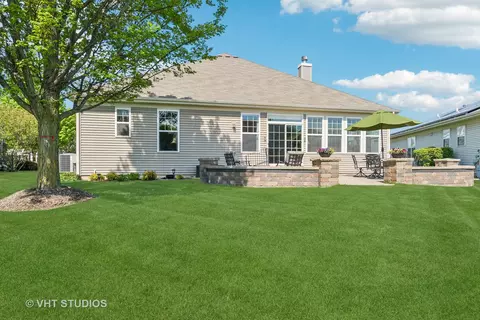 Exterior - 2808 Edgebrook Ct, Naperville, IL 60564 photo 3 of 8