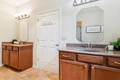 Bath - 2808 Edgebrook Ct, Naperville, IL 60564 photo 2 of 3