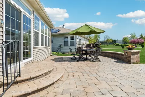 Exterior - 2808 Edgebrook Ct, Naperville, IL 60564 photo 2 of 8