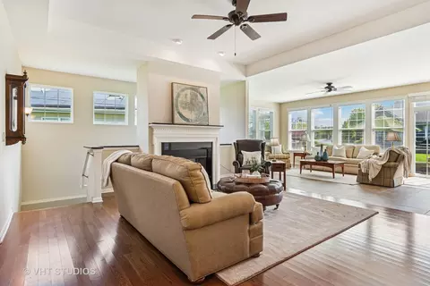 Living - 2808 Edgebrook Ct, Naperville, IL 60564 photo 3 of 4
