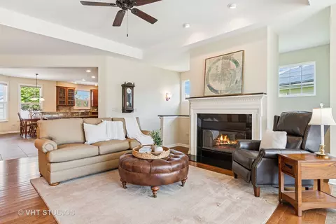 Living - 2808 Edgebrook Ct, Naperville, IL 60564 photo 2 of 4