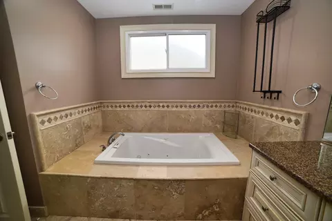 813 S Wolf Rd, Des Plaines, IL 60016 photo 16