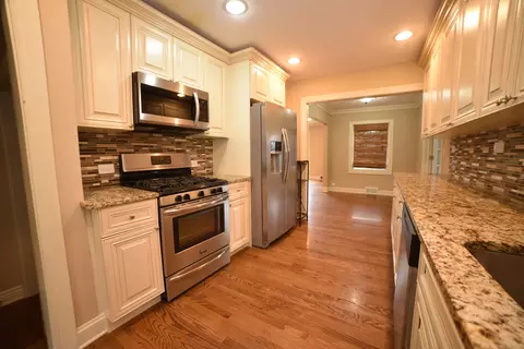 813 S Wolf Rd, Des Plaines, IL 60016 photo 22