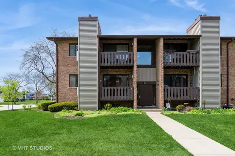 324 Sheridan Dr #1A, Willowbrook, IL 60527