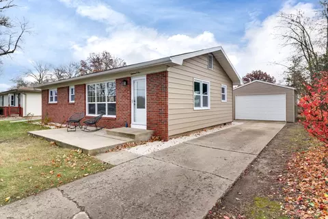 Exterior - 1805 E Lincoln St, Bloomington, IL 61701 photo 2 of 5