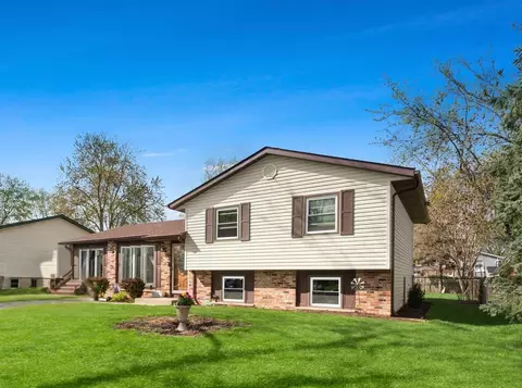 128 Grady Dr, Bolingbrook, IL 60440