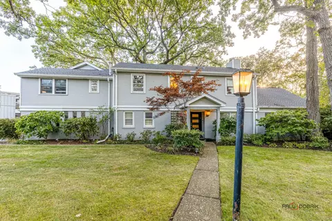 1251 Woodland Dr, Deerfield, IL 60015