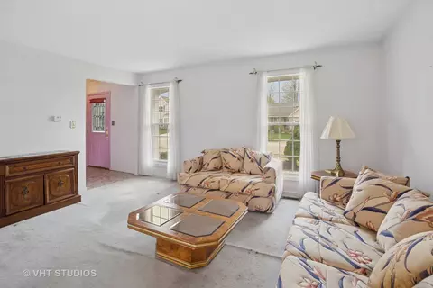 695 W Paddock Dr, Wheeling, IL 60090 photo 2