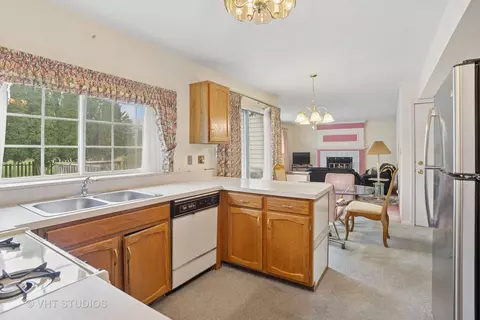 695 W Paddock Dr, Wheeling, IL 60090 photo 4