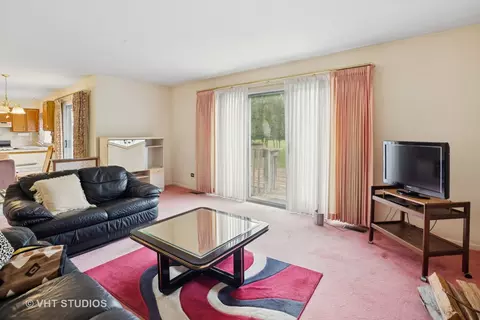 695 W Paddock Dr, Wheeling, IL 60090 photo 9