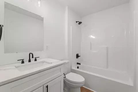 Bath - 3712 Lighthouse Pointe Pt, Champaign, IL 61822 photo 2 of 4