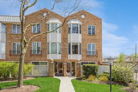 100 Bishop Quarter Ln, Oak Park, IL 60302