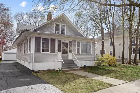 825 Saint John St, Elgin, IL 60120