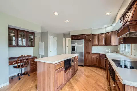 Kitchen - 1908 E Seneca Ln, Mount Prospect, IL 60056 photo 2 of 6