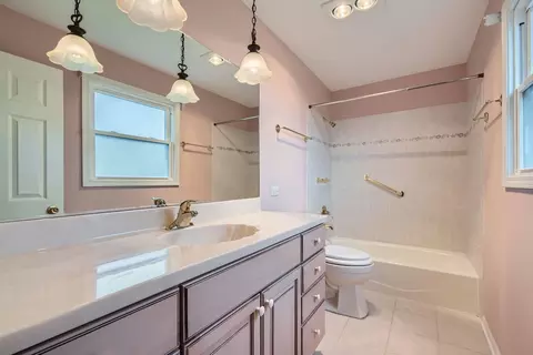 Bath - 1908 E Seneca Ln, Mount Prospect, IL 60056 photo 2 of 4
